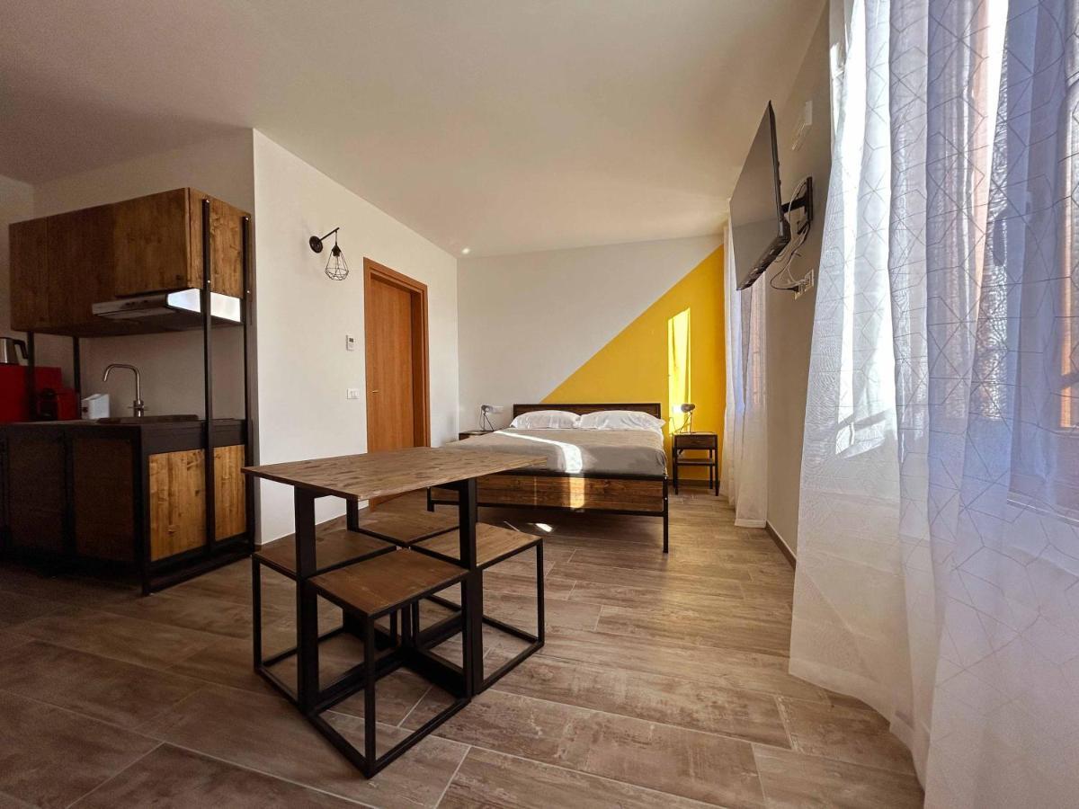 La Volpe Rossa Rooms And Apartments San Felice del Benaco Bagian luar foto