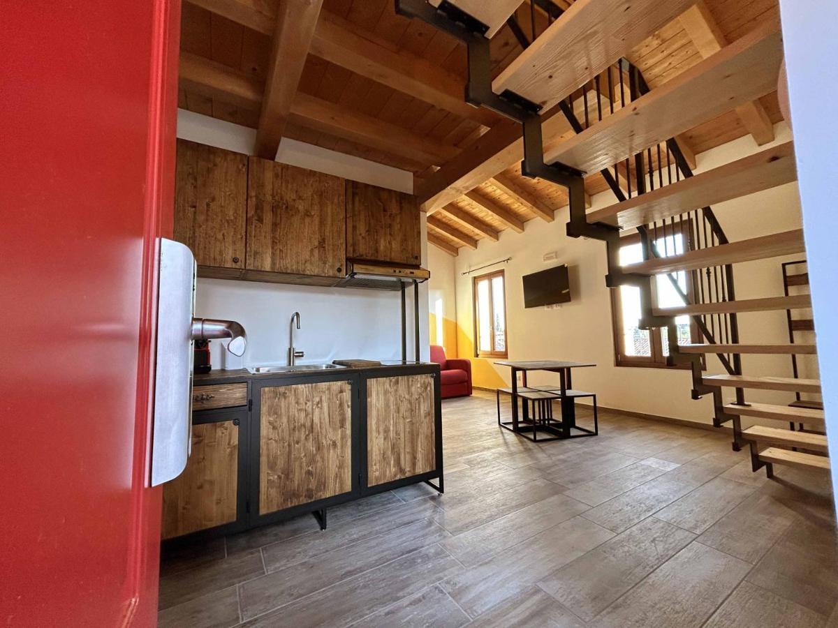La Volpe Rossa Rooms And Apartments San Felice del Benaco Bagian luar foto