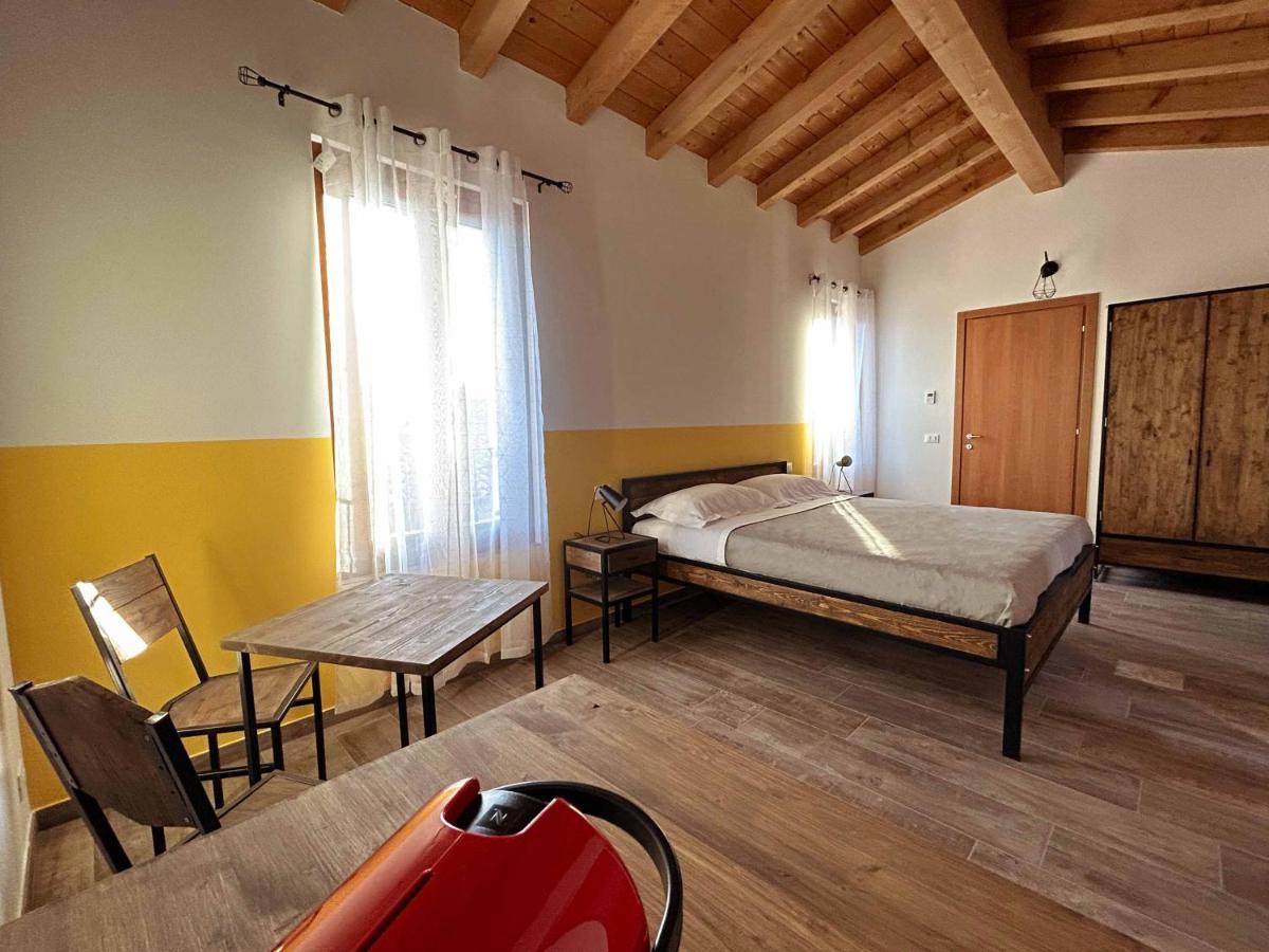 La Volpe Rossa Rooms And Apartments San Felice del Benaco Bagian luar foto