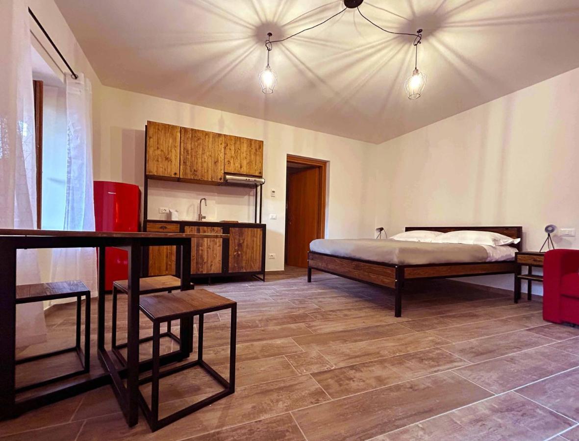 La Volpe Rossa Rooms And Apartments San Felice del Benaco Bagian luar foto