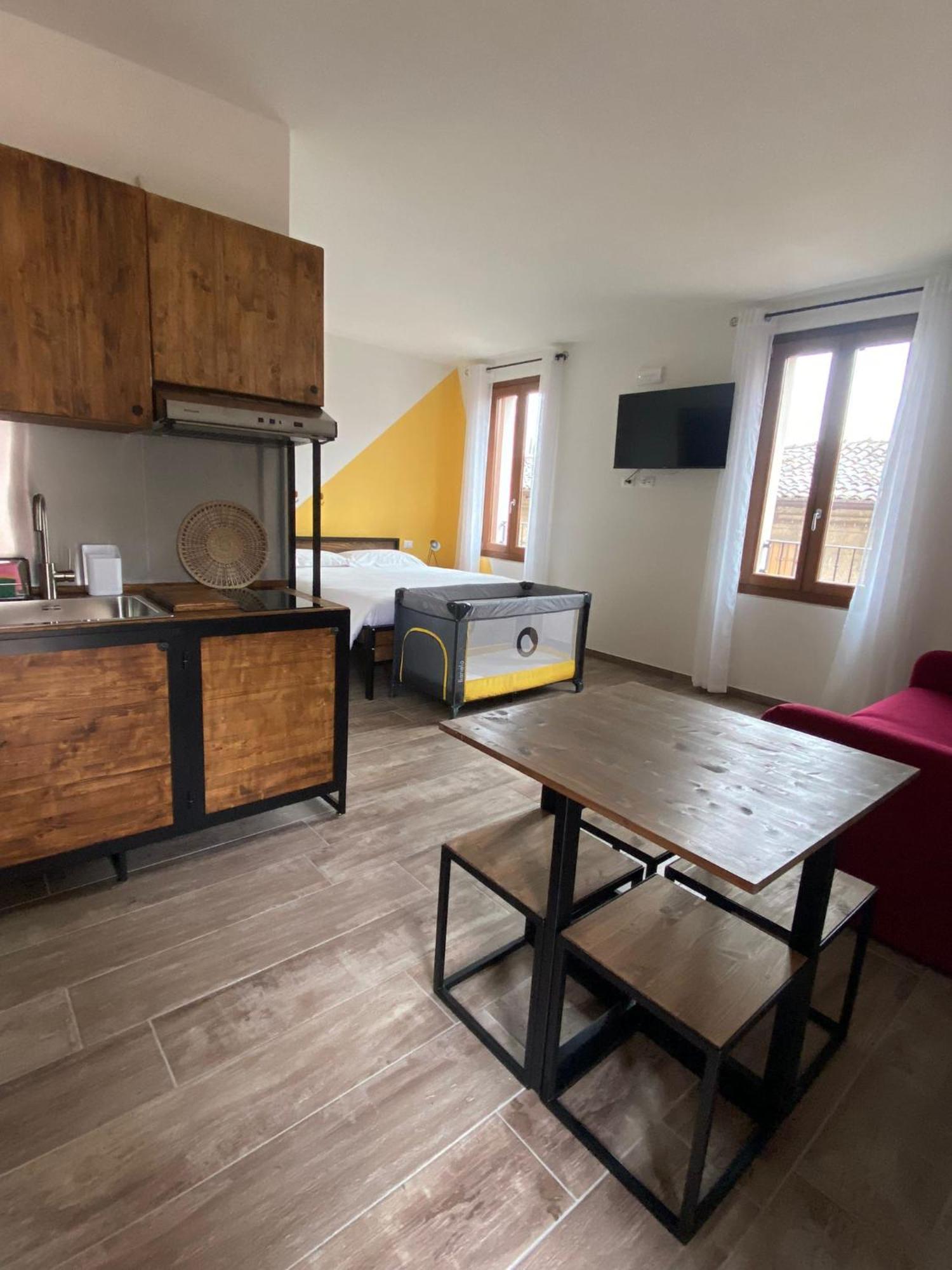 La Volpe Rossa Rooms And Apartments San Felice del Benaco Bagian luar foto