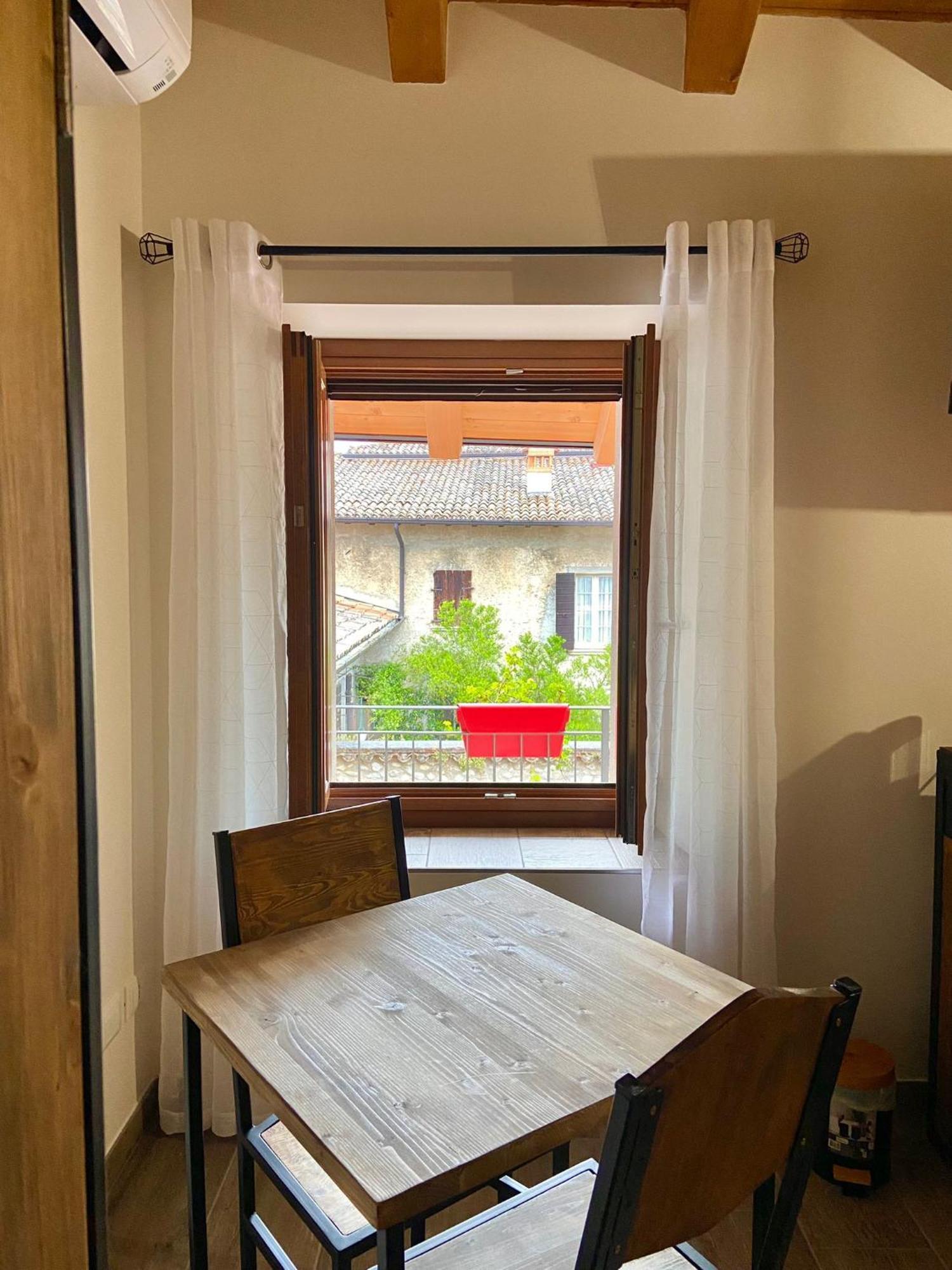 La Volpe Rossa Rooms And Apartments San Felice del Benaco Bagian luar foto