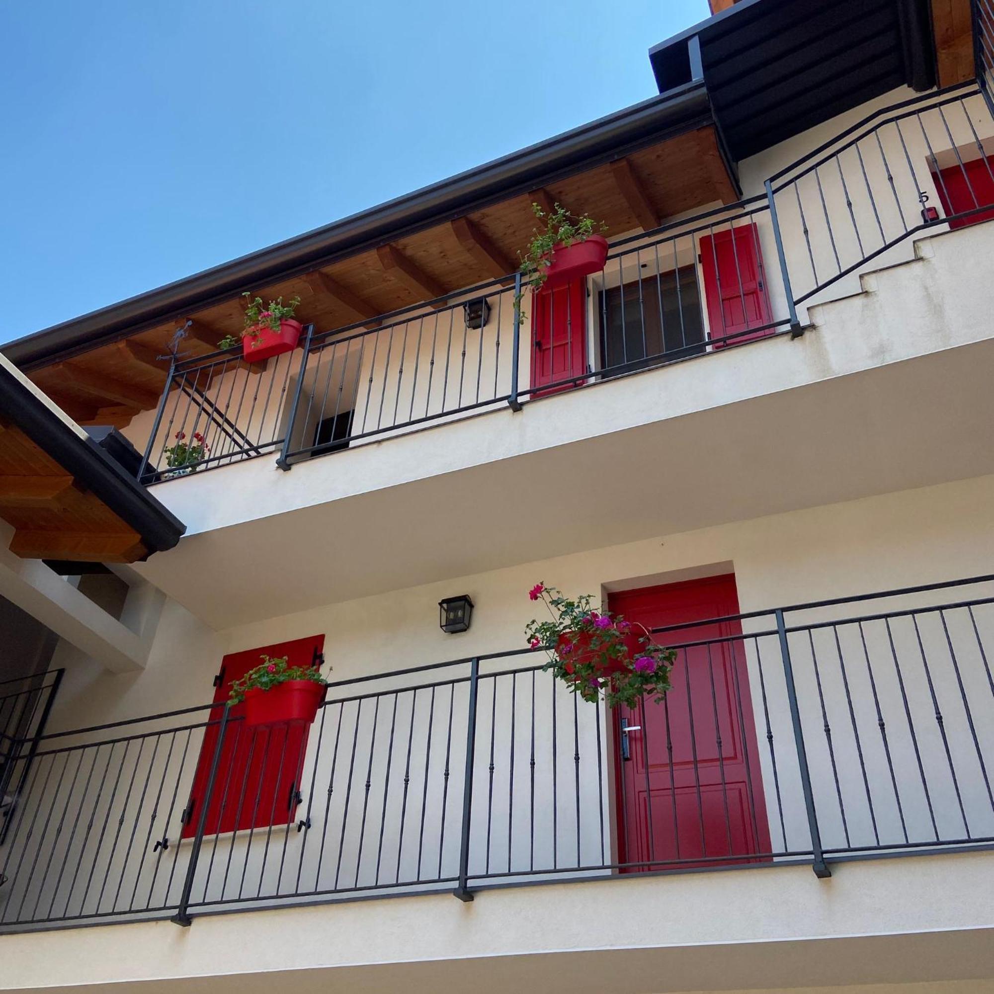 La Volpe Rossa Rooms And Apartments San Felice del Benaco Bagian luar foto