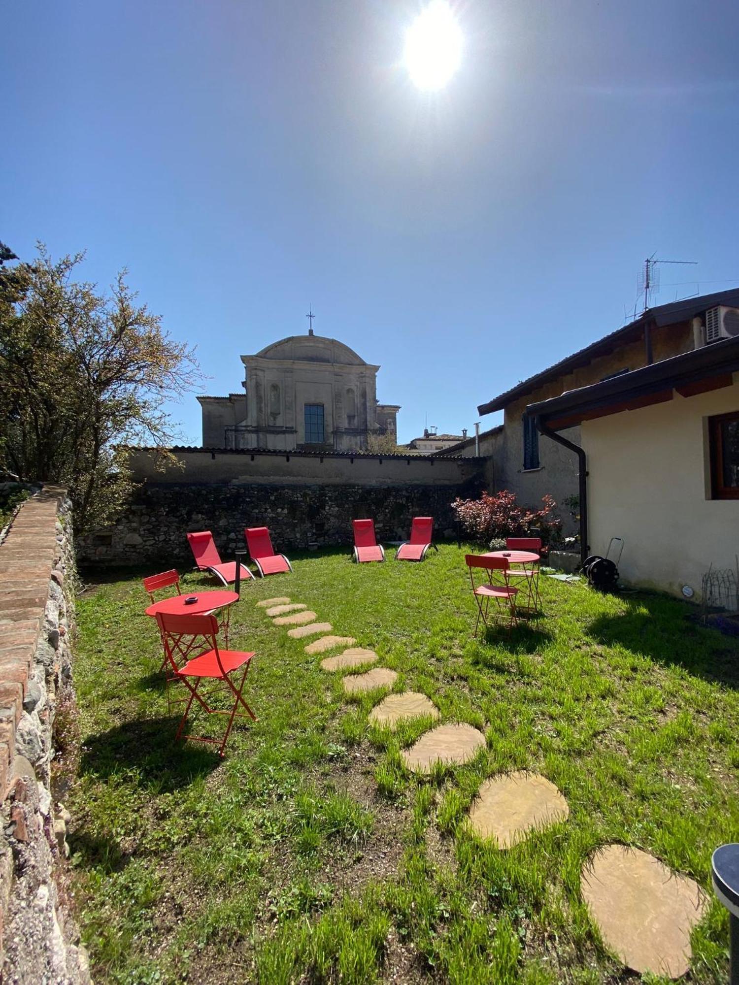 La Volpe Rossa Rooms And Apartments San Felice del Benaco Bagian luar foto
